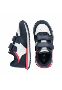 Sportliche Schuhe mit einem marineblauen Obermaterial, einem weißen und roten Design, doppelten Klettverschlussriemen, texturierten Akzenten und einer Gummisohle.