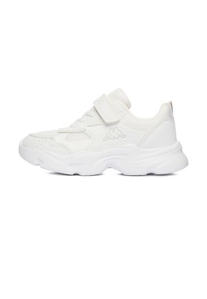 Biały sportowy sneaker z grubą podeszwą, siateczkowymi i skórzanymi detalami, sznurowany na rzep i z logo po boku.