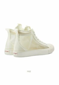 Paire de baskets blanches montantes avec côtés en mesh translucide, lacets blancs et petit logo rouge sur la semelle du talon.