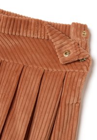Rostfarbener Cordrock mit vertikalen Rippungen, ausgestattet mit einem gefältelten Design und goldfarbenen Druckknöpfen am Taillenbund.