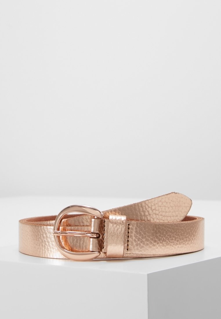 Ceinture en or rose métallisé avec une finition texturée, dotée d'une boucle ronde et d'une sangle lisse et plate qui s'effile à une extrémité.