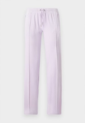 Fioletowe dresy z elastyczną talią i sznurkiem. Posiadają proste nogawki i boczne szwy. Miękka, gładka tekstura. Bez wzorów ani akcentów.