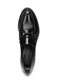 Schwarzer Lacklederloafer mit glatter Oberfläche, flacher Sohle, breitem Riemen mit dekorativer Hardware und abgerundeter Zehenform.
