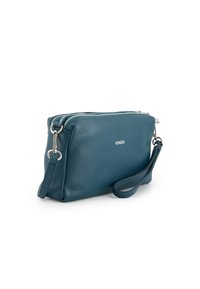 Türkisfarbene Leder-Clutch mit strukturiertem Finish, ausgestattet mit einem oberen Reißverschluss, silberner Hardware und einem abnehmbaren Handgelenkriemen.