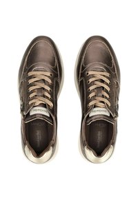 Brune lædersneakers med beige snørebånd, tekstureret overdel, memory foam indersål, sidelukning med lynlås og kontrasterende hvid sål.