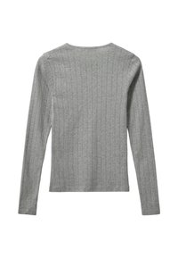 Sivi dugi rukav majica s rebrastom teksturom i okruglim izrezom. Tkanina izgleda mekano i rastezljivo uz suptilne vertikalne linije.