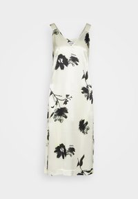 Bezrukávé saténové šaty v krémové barvě s černým květinovým potiskem; výstřih do V, jemná textura a volný střih, s jemnými květinovými akcenty.