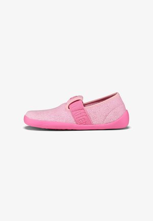 Chausson en tissu rose avec un dessus texturé, une sangle ajustable et une semelle en caoutchouc rose solide, offrant confort et facilité d'utilisation.