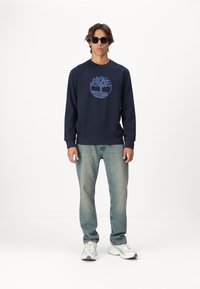 Timberland TREE LOGO CREW NECK  - Felpa - dark sapphire