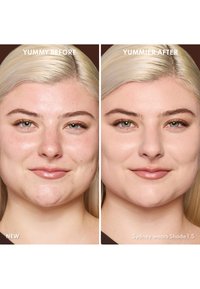 Före- och efterjämförelse av hud med synliga imperfektioner till vänster, jämn och slät hy till höger, som framhäver nyans 1.5.