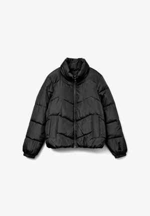 Zwarte pufferjack met hoge kraag, een rits aan de voorkant en twee zijvakjes. Heeft een gewatteerd patroon en elastische manchetten.
