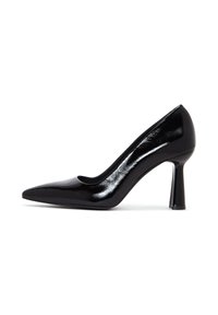 Escarpin en cuir verni noir avec un nez pointu, au design épuré et talon cylindrique. Surface lisse avec une texture réfléchissante.