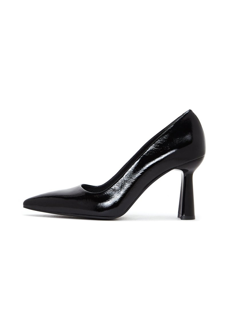 Escarpin en cuir verni noir avec un nez pointu, au design épuré et talon cylindrique. Surface lisse avec une texture réfléchissante.