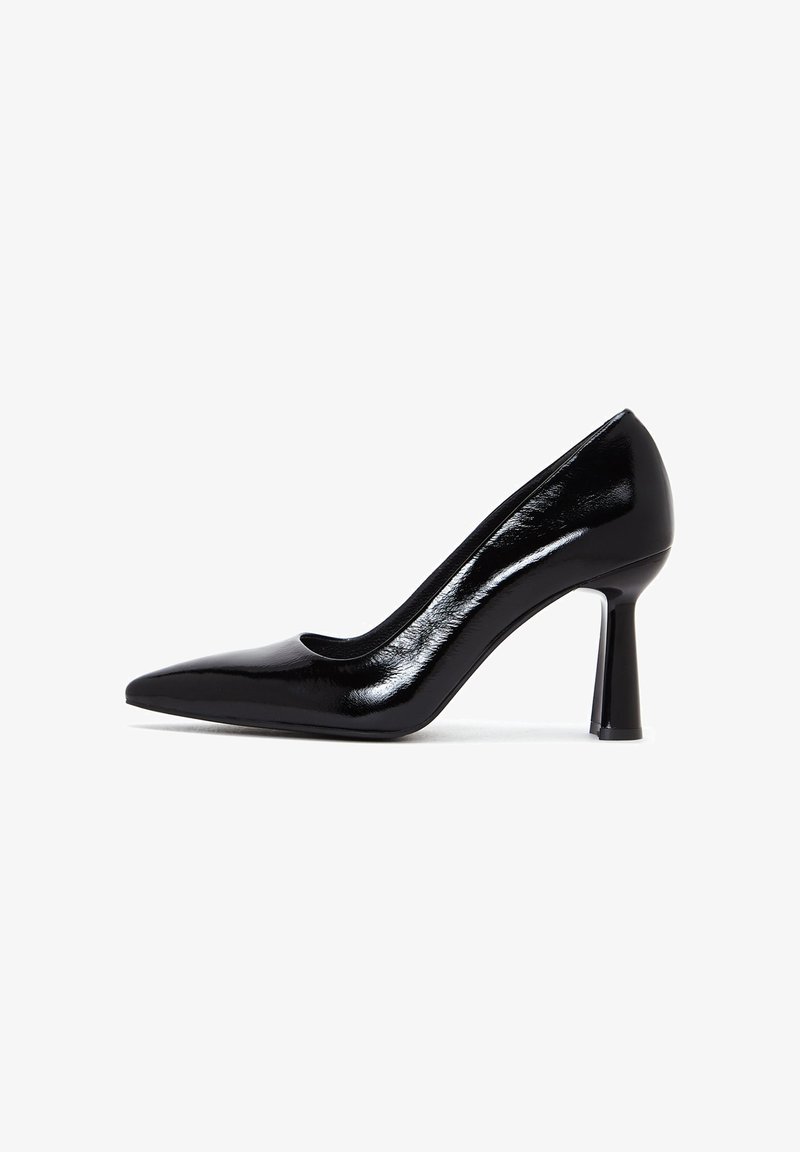 Escarpin en cuir verni noir avec un nez pointu, au design épuré et talon cylindrique. Surface lisse avec une texture réfléchissante.