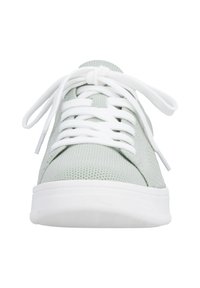 Baskets en tricot vert clair avec semelle en caoutchouc blanche et lacets blancs noués en nœud, vues de face.