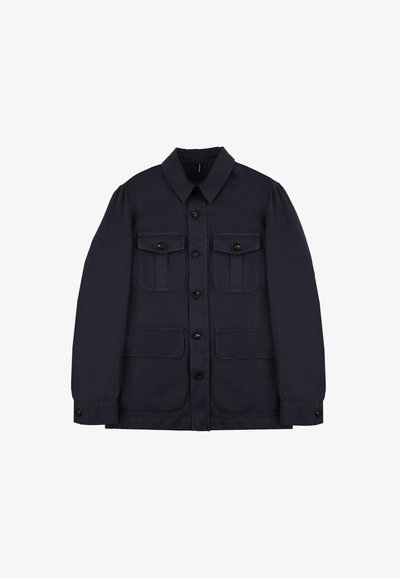 Chaqueta azul marino de una tela resistente que presenta un cierre frontal con botones, dos bolsillos en el pecho con tapetas y dos bolsillos frontales de parche.