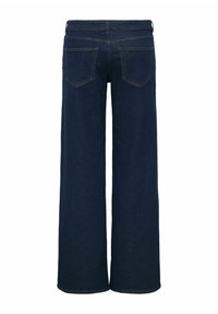 Jean large bleu foncé en denim, avec une taille haute, deux poches arrière et des détails de piqûres orange sur les coutures.