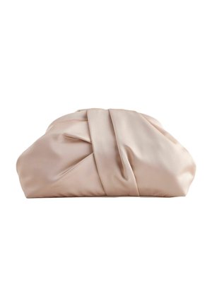 Pochette en satin beige doux avec détail de tissu froncé et un design plissé et torsadé sur fond blanc.