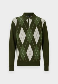 Grünes Langarm-Polo mit Rautenmuster in Grüntönen und Weiß. Hat einen Kragen und eine Knopfleiste. Weiche Strickstruktur.