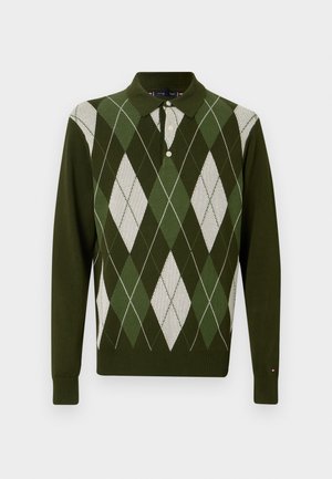 Zielona polo z długim rękawem w wzór argyle w odcieniach zieleni i bieli. Posiada kołnierzyk i zapięcie na guziki. Miękka dzianinowa tekstura.