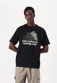 Juodos medvilnės marškinėliai su balta grafika, vaizduojančia sportinį batelį ir užrašu "new balance running club", trumpomis rankovėmis ir apvaliu iškirpimu.