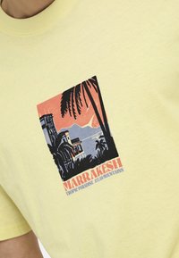Only & Sons BEANE RHABA KURZARMSHIRT - Camiseta estampada - gelb