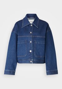 Tummansininen farkkutakki, jossa on kauluskäänne, lyhyt malli, kaksi etutaskua ja hopeiset napit.