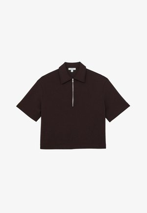 Tummanruskea lyhythihainen polo-paita, jossa on leveä kaulus ja hopeanvärinen puolivetoketju etuosassa.