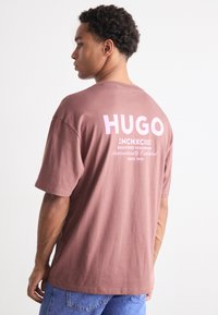 HUGO NALONO - Print T-shirt - medium brown