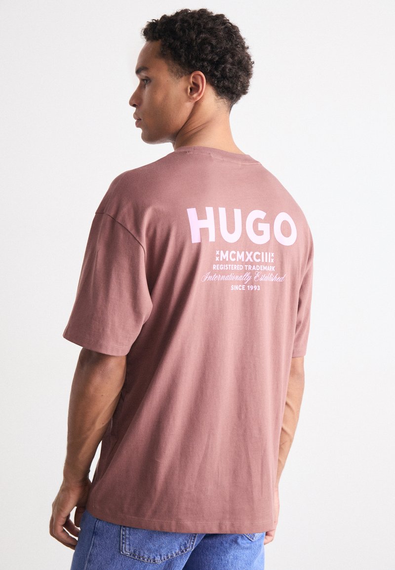 HUGO NALONO - Print T-shirt - medium brown