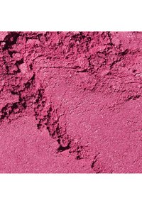 Poudre rose vif scintillante à la texture rugueuse et irrégulière, ressemblant à du fard à paupières ou du blush écrasé en vue rapprochée.