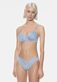 Sinih bra dan celana dalam yang cocok, dengan aksen renda pada bra dan bagian depan celana dalam, tekstur halus, serta tali yang dapat disesuaikan.