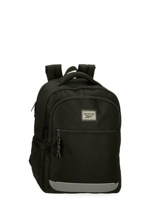 Mochila negra Reebok con múltiples compartimentos con cremallera, correas de hombro acolchadas, asa superior y una tira reflectante en la parte inferior delantera.