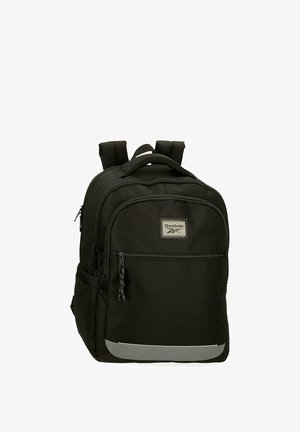 Mochila negra Reebok con múltiples compartimentos con cremallera, correas de hombro acolchadas, asa superior y una tira reflectante en la parte inferior delantera.