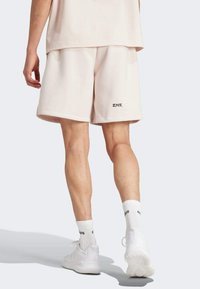 adidas Sportswear Z.N.E. PREMIUM - Korte broeken - putty mauve