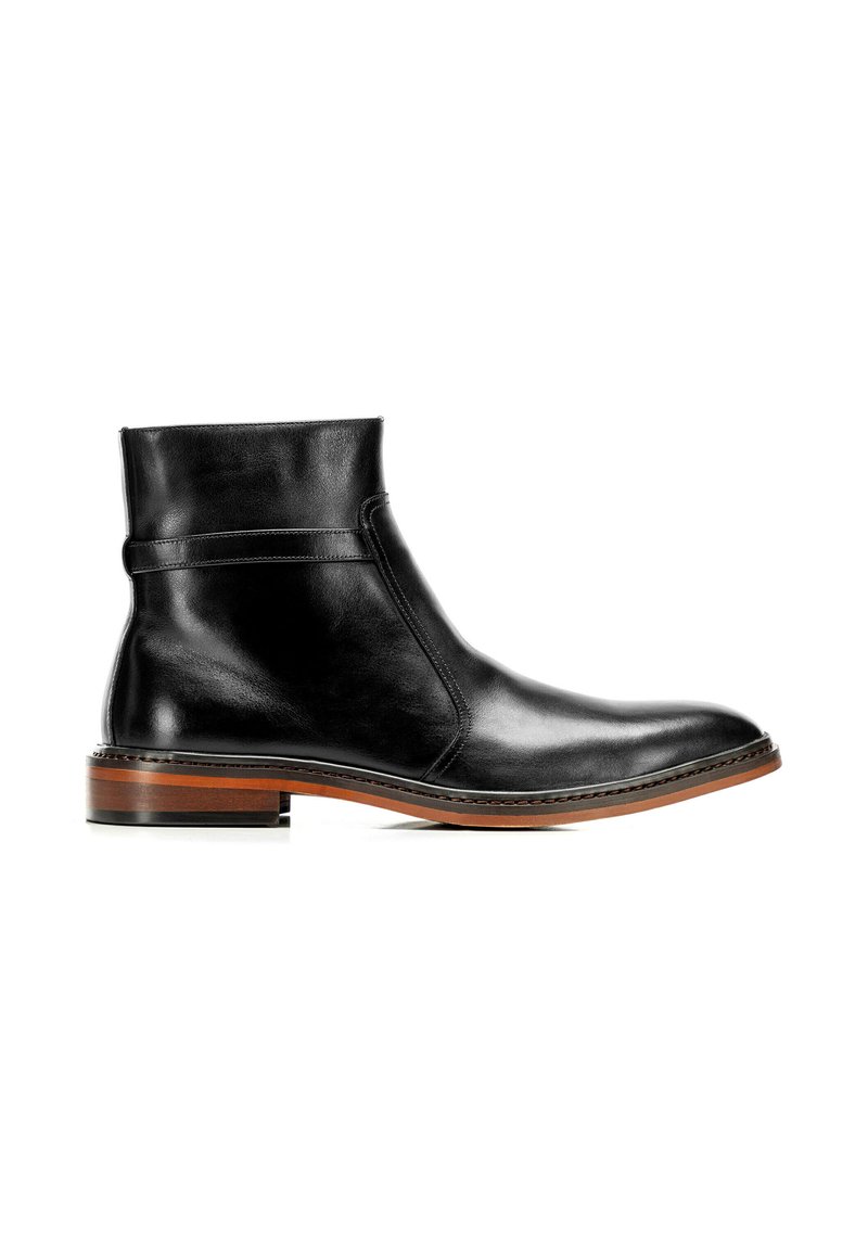 Botín negro de cuero hasta el tobillo con un acabado suave, punta redondeada y caña de altura media. Presenta un tacón de madera marrón en contraste y costuras mínimas.