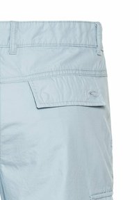 Lichtblauwe shorts van geweven stof, met een achterzak met een klep en gestikte details, een gladde textuur en een relaxte pasvorm.