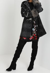 Desigual Abrigo corto - black