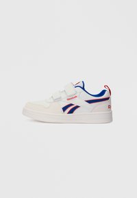 Bijele Reebok dječje tenisice s plavim i crvenim detaljima, s dva čičak remena i crvenom petljom na peti.