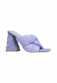 Lavendel instapsandalen met een textiel bovenwerk met rafelige randen, een geknoopt ontwerp en een medium blokhak.