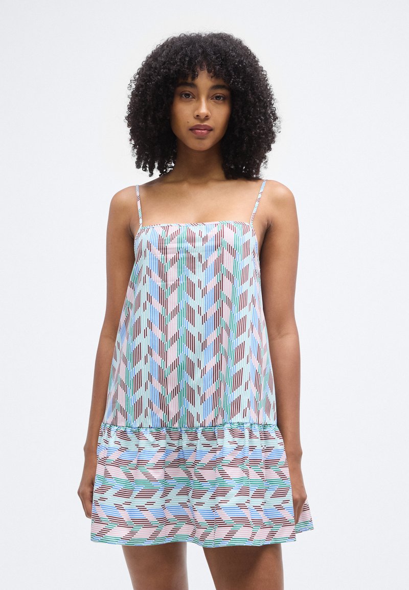 Πολύχρωμο αμάνικο φόρεμα με γεωμετρικό μοτίβο, κ ατασκευασμένο από ελαφρύ ύφασμα· φούστα με φαρδιά γραμμή, με πιετά στο τελείωμα και λεπτούς ιμάντες.