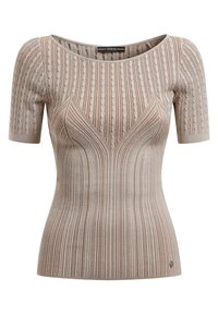 Top de punto ajustado de manga corta en beige con patrón de canalé vertical y trenzas, escote redondeado y logo discreto de GUESS cerca del dobladillo.