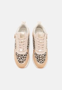 Tenisky s leopardím potiskem v béžové a hnědé kůži, se šněrováním vpředu, zlatými kovovými detaily a polstrovaným límcem pro pohodlí.