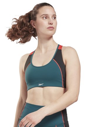 Teal sports-bh med svarte og røde accenter, med racerback-design og Reebok-logo, laget av glatt, stretchy materiale.