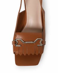 Zapato de tacón alto abierto en color marrón de cuero, con forma cuadrada, acentos metálicos decorativos y detalle de flecos en la parte frontal. Textura suave.