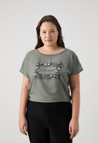 ONLY Carmakoma CARKETTY LIFE MIX TEE  - Apdrukāts T-krekls - deep lichen green