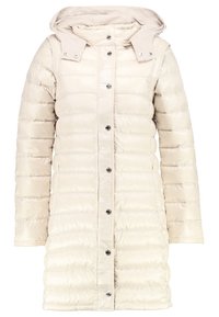 Bavlněná bunda v světle béžové barvě, s prošívaným designem, nastavitelnou kapucí, cvoky a dvěma bočními kapsami. Hladký povrch a střední délka.