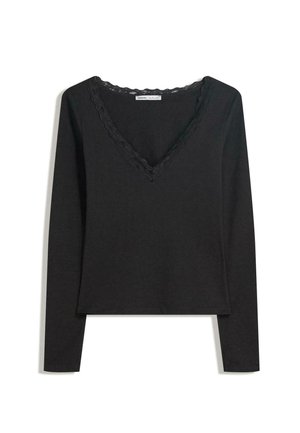 Haut noir à manches longues en tissu doux. Présente un décolleté en V profond avec une bordure en dentelle festonnée et une silhouette ajustée. Pas de motifs visibles.