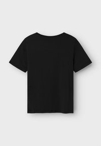 Zwarte T-shirt met korte mouwen. Eenvoudige ronde halslijn, gladde textuur en rechte snit. Geen patronen of versieringen aanwezig.