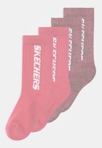Tre par ankle-strumpor; två är i solid rosa med vit "SKECHERS"-logotyp, ett par är melerat grått med subtilt mönster och logotyp. Mjuk, ribbad textur.